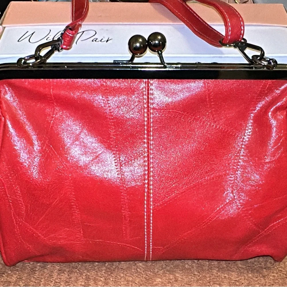 Retro style vegan leather purse with sexy kiss-lock closure. - Picture 7 of 12